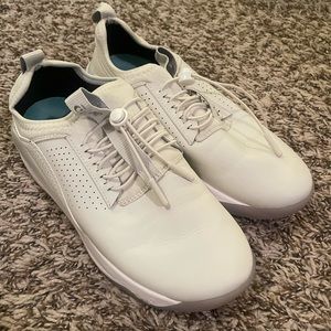 Clove white nursing shoes